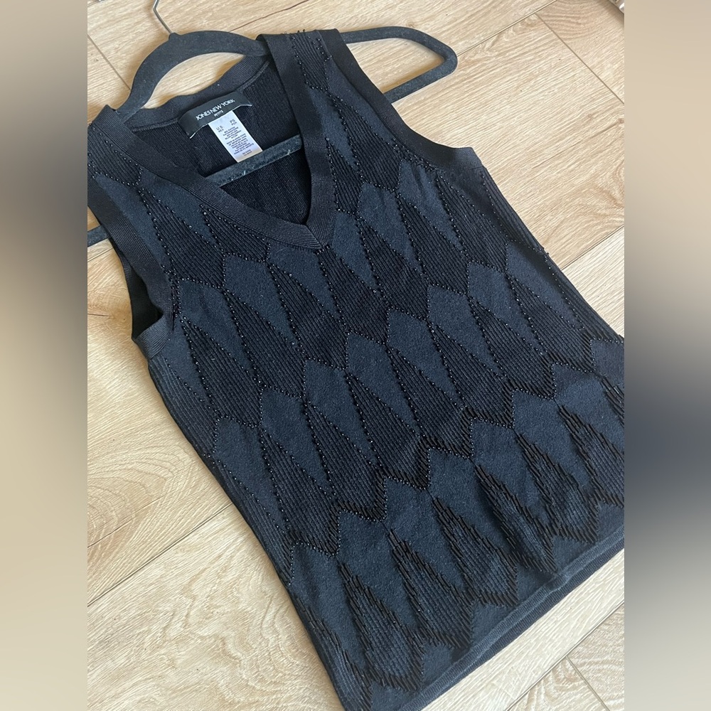Jones New York Black Sleeveless V-Neck Beaded Knit Top | Women’s Petite Small